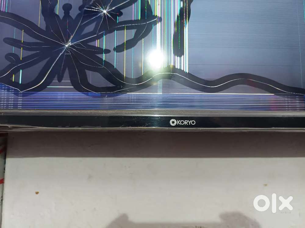 55 smart  koryo company ki Hai iski screen damage Hai  panel sahi hai