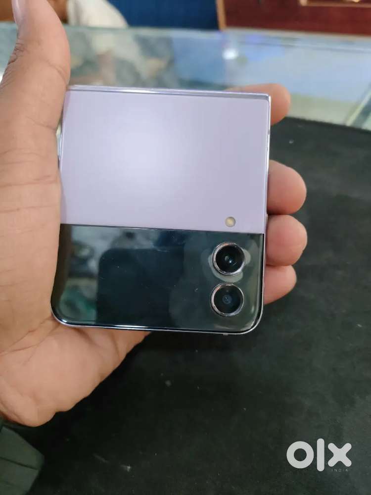Sumsung galaxy flip 4 with box available only display damage
