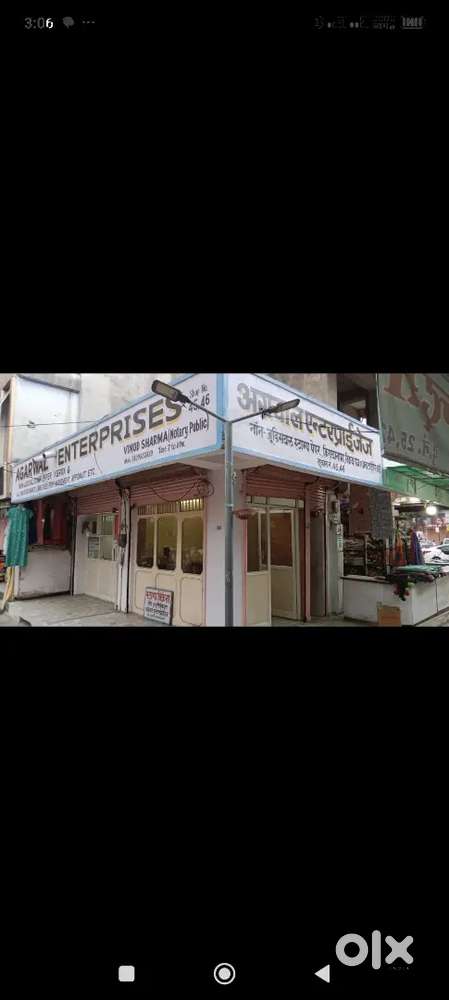 Commercial shop with 300 sq basement