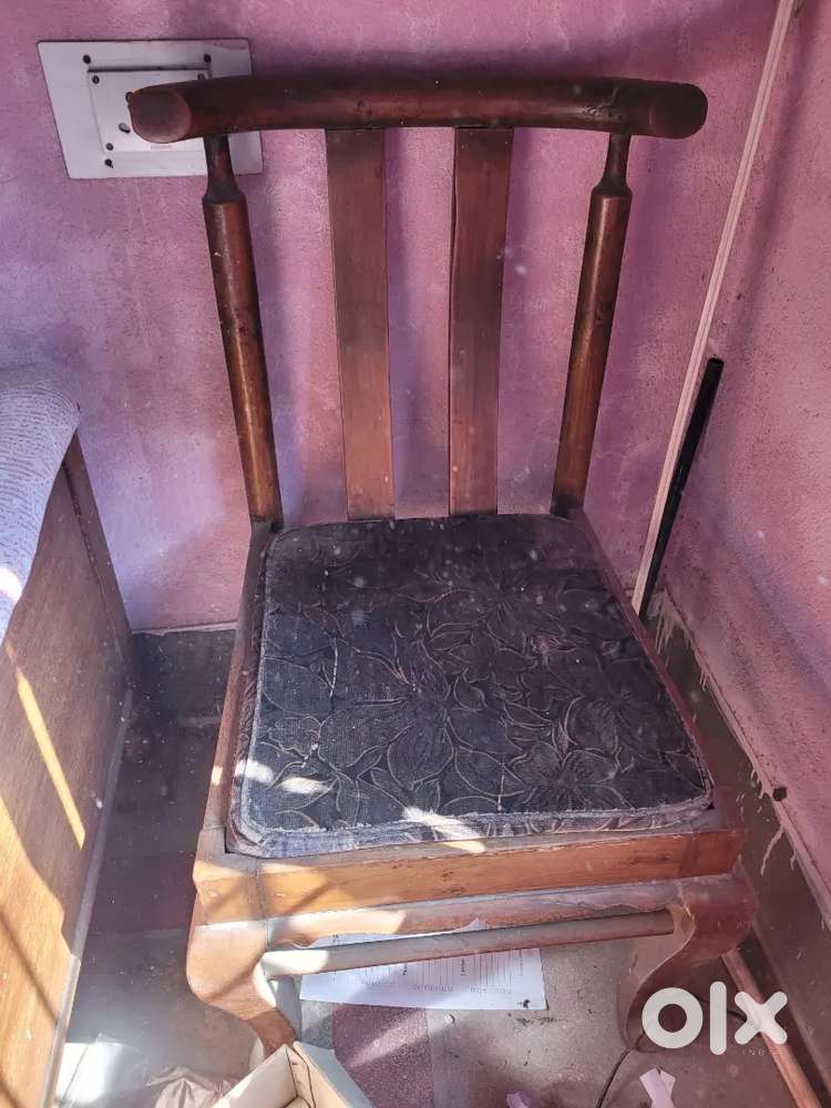 DINNING CHAIR 4 PIECES FOR SALE WOODEN GOOD QUALITY