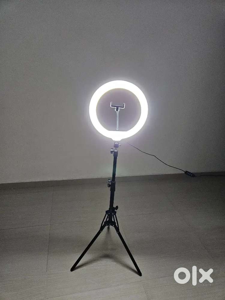 Mobile Tripod with ring light