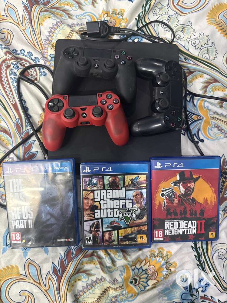 Ps4 slim 500 gb with 3 games and with three controllers