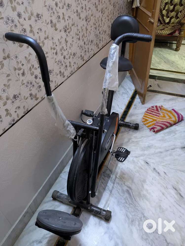 Air bike Exercise Cycle with twister
