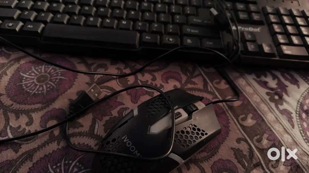 UNUSED KEYBOARD WITH RGB LIGHT GAMING MOUSE