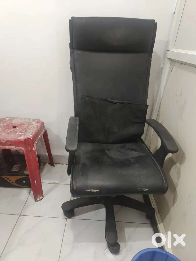 One boss chair n 1 client chair in good condition