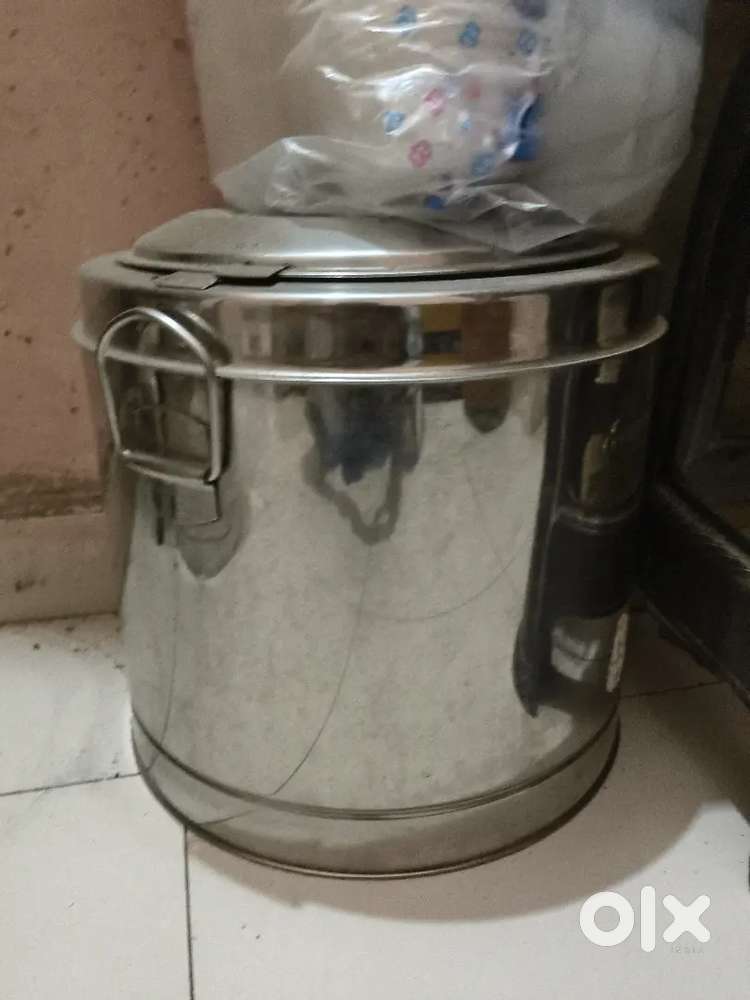 Hot Pot Box 2.15liter 1.10liter Aur tiffin per box 200 rs