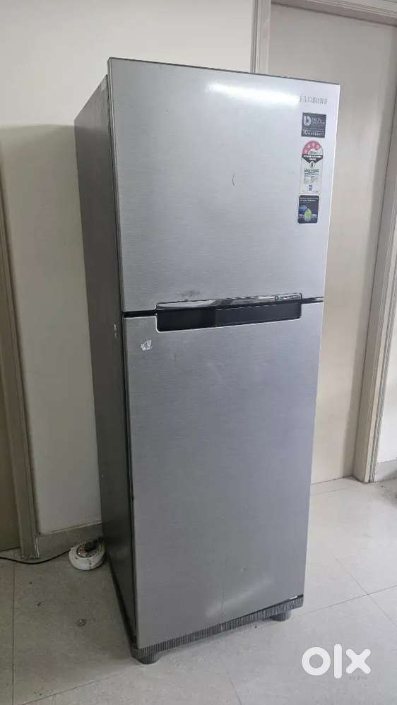 Samsung 2014 Top-Freezer Refrigerator  Silver  Good Working Condition