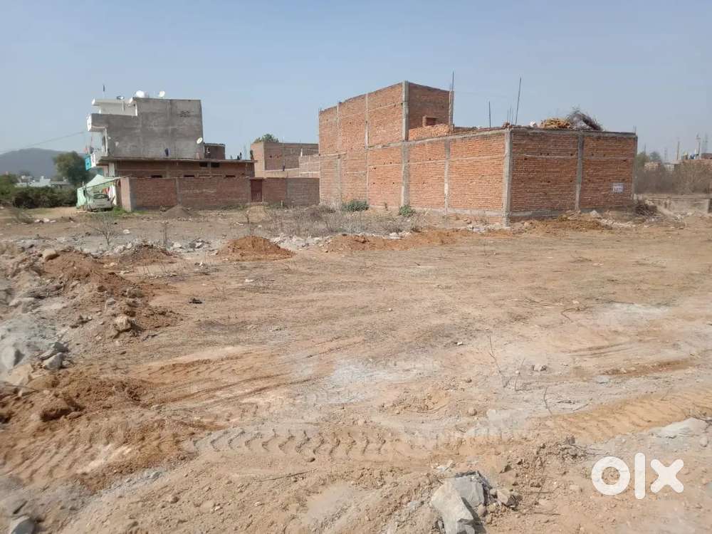 Space mooncity ke samne road se 100 meter andar