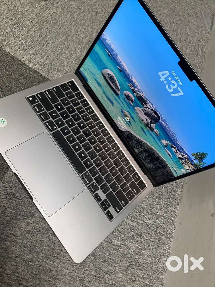 Macbook Air M2/2022/13inch/8GB RAM/512GB SSD/With 6 months warranty