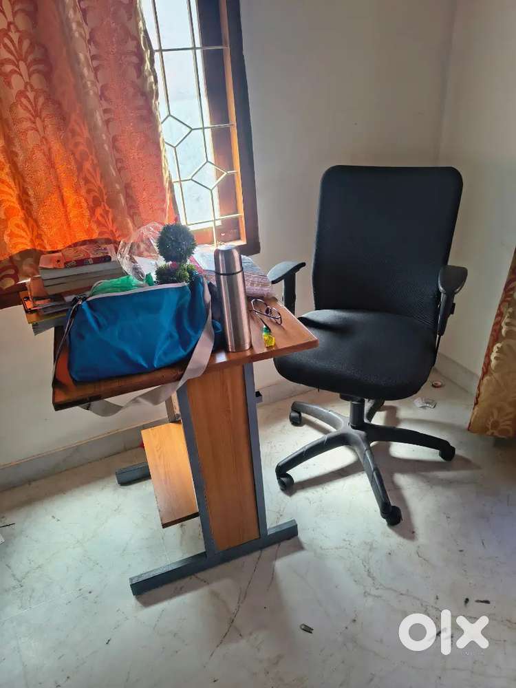 Computer chair and table