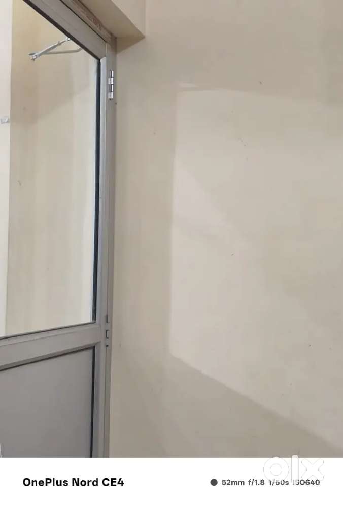 2nd floor pe Hall available hai