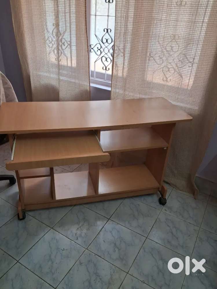 Computer table