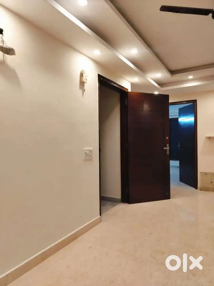 2 BHK luxury flat near by gaur city 2 ready to move