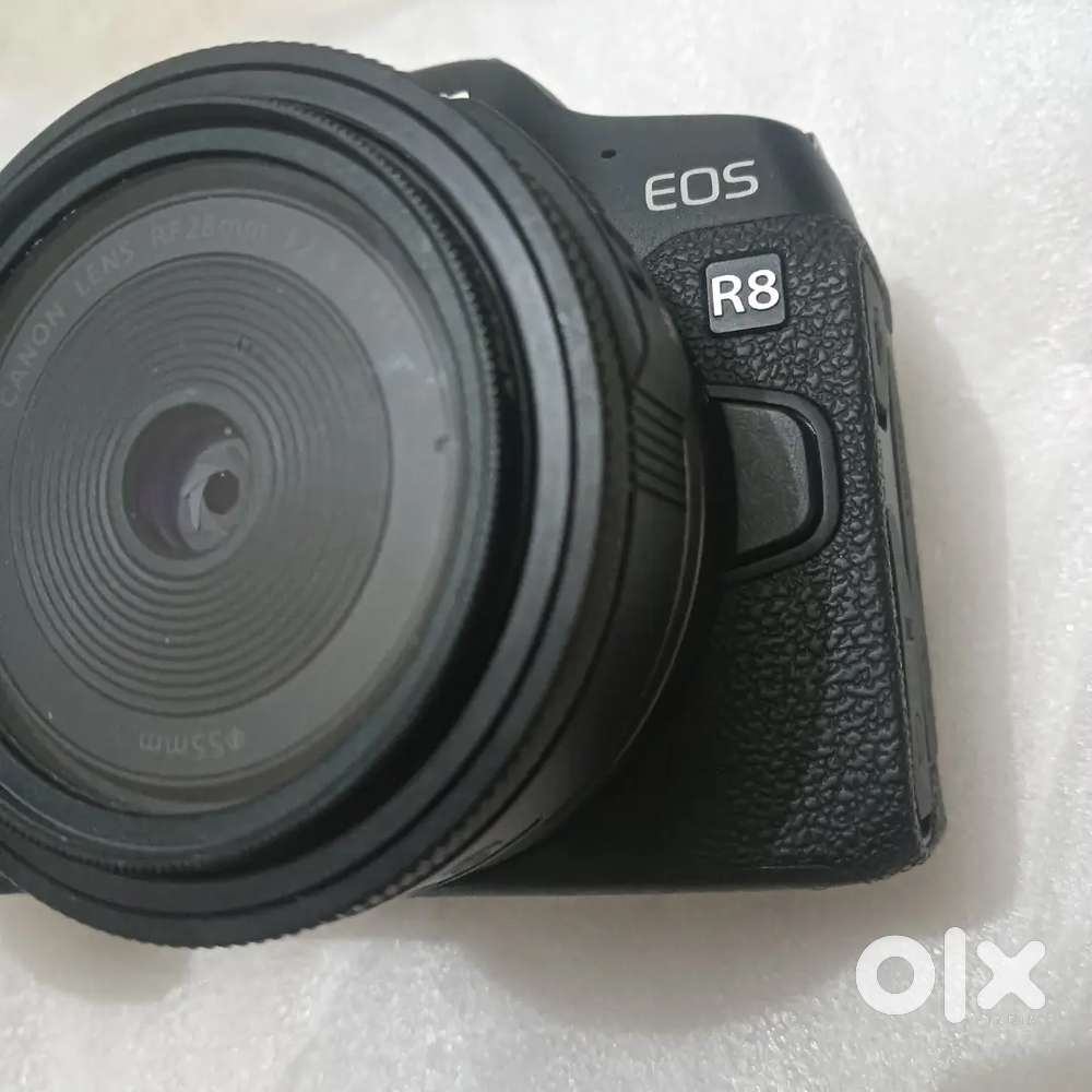 Canon r8 body with Bill and box