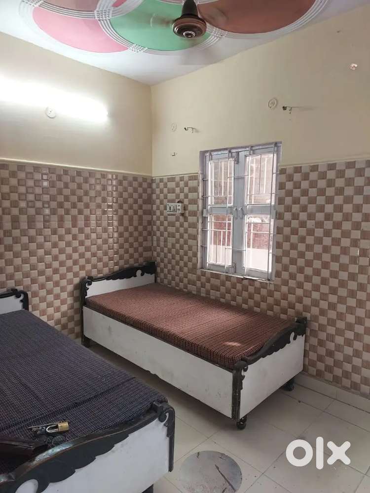 1 bed of girl pg available