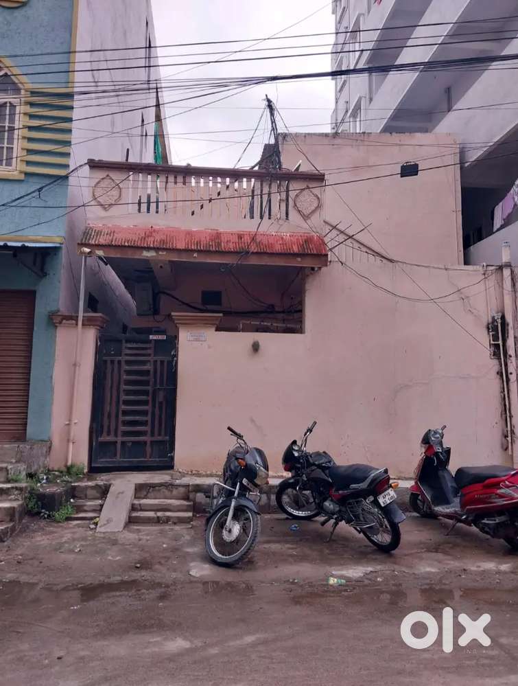 3BHK Indpendent house Of 150 Sq Yards for sale in PrakashNgr, Begumpet