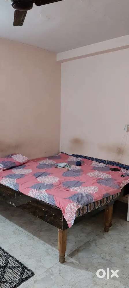 One room available in 2 bhk flat (Need flatmate)