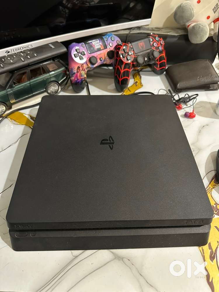 Ps4 mint condition full game load with 2 new controler