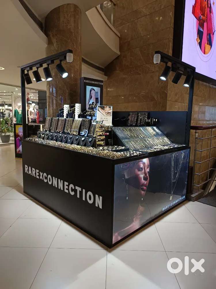 Vr mall surat chalu store che and Khali custmare seling karva nu che