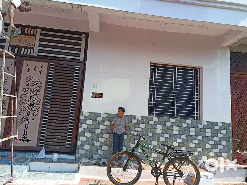 शिवपुरी में मकान बेचना है फर्नीचर के साथ नल की व्यवस्था है लाइट लगी है