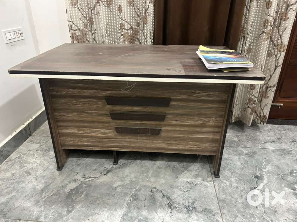 Computer table for sale