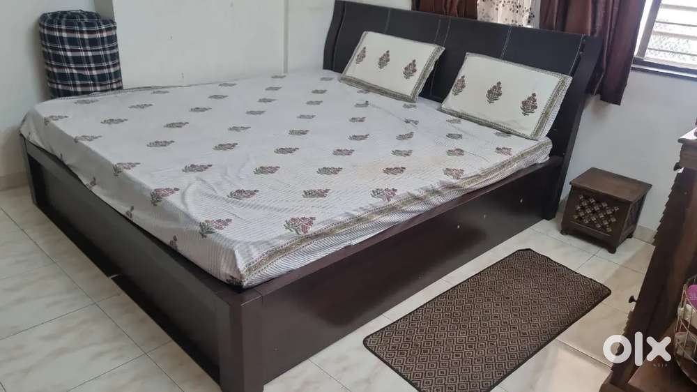 King-size bed with sidetable