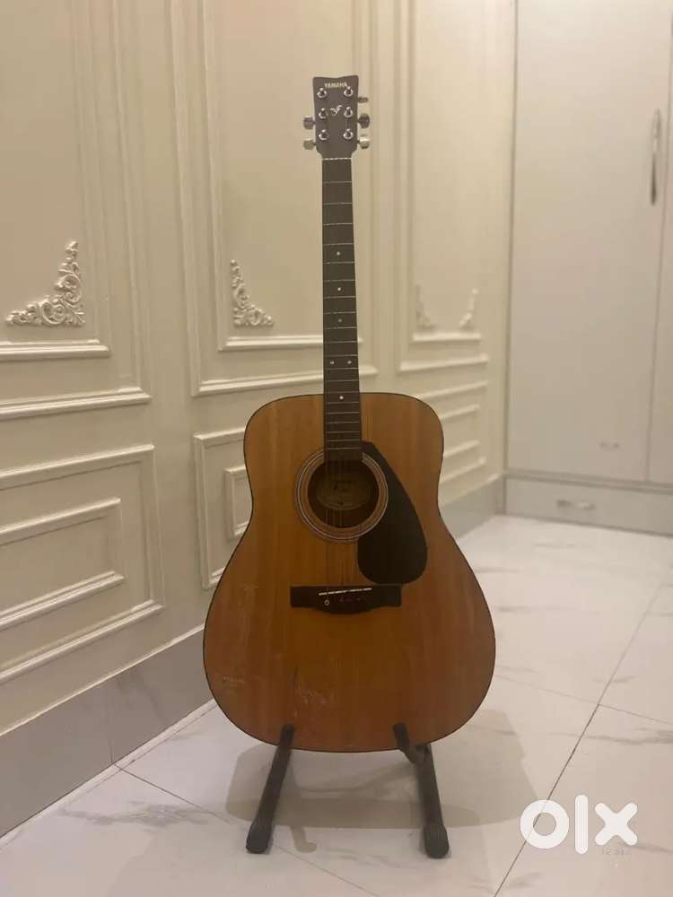 Acoustic guitar Yamaha F280