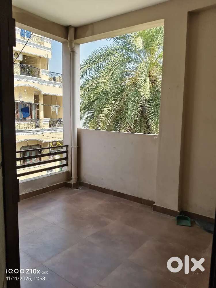 2bhk flat h 2 room full h hall aage wali deni h rent pe