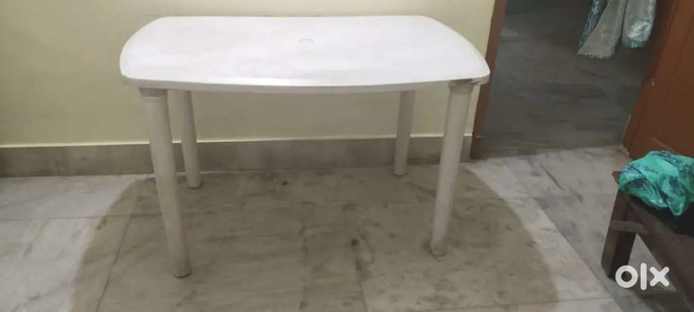 Supreme Table Good condition
