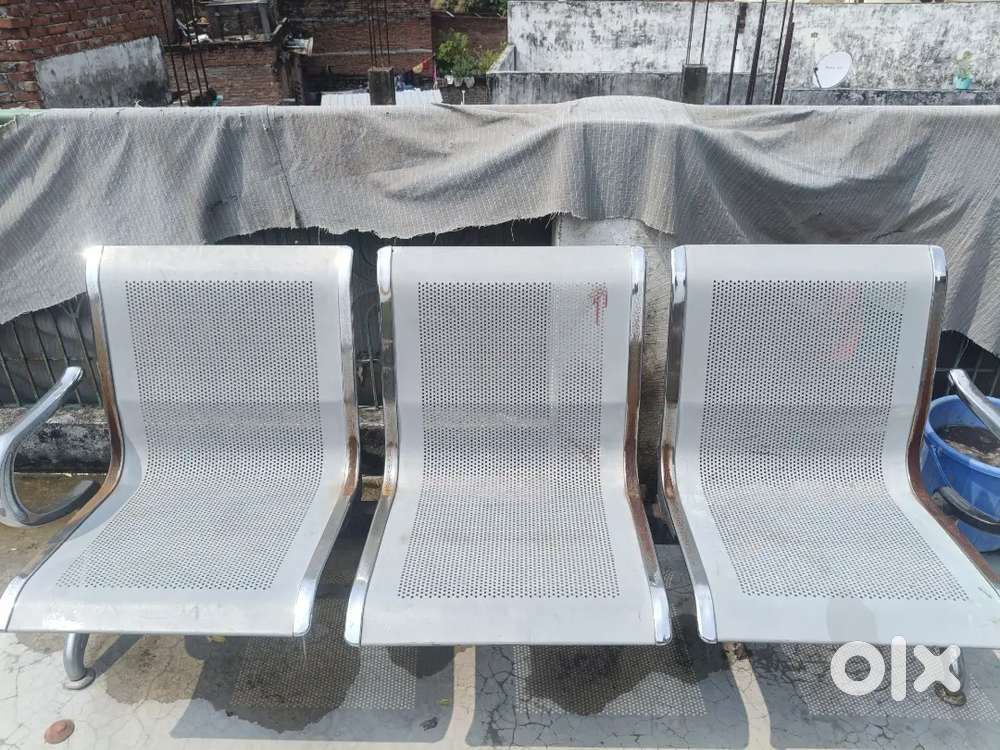 Public waiting seat