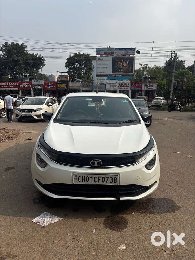 Altroz petrol in good condition with company service record