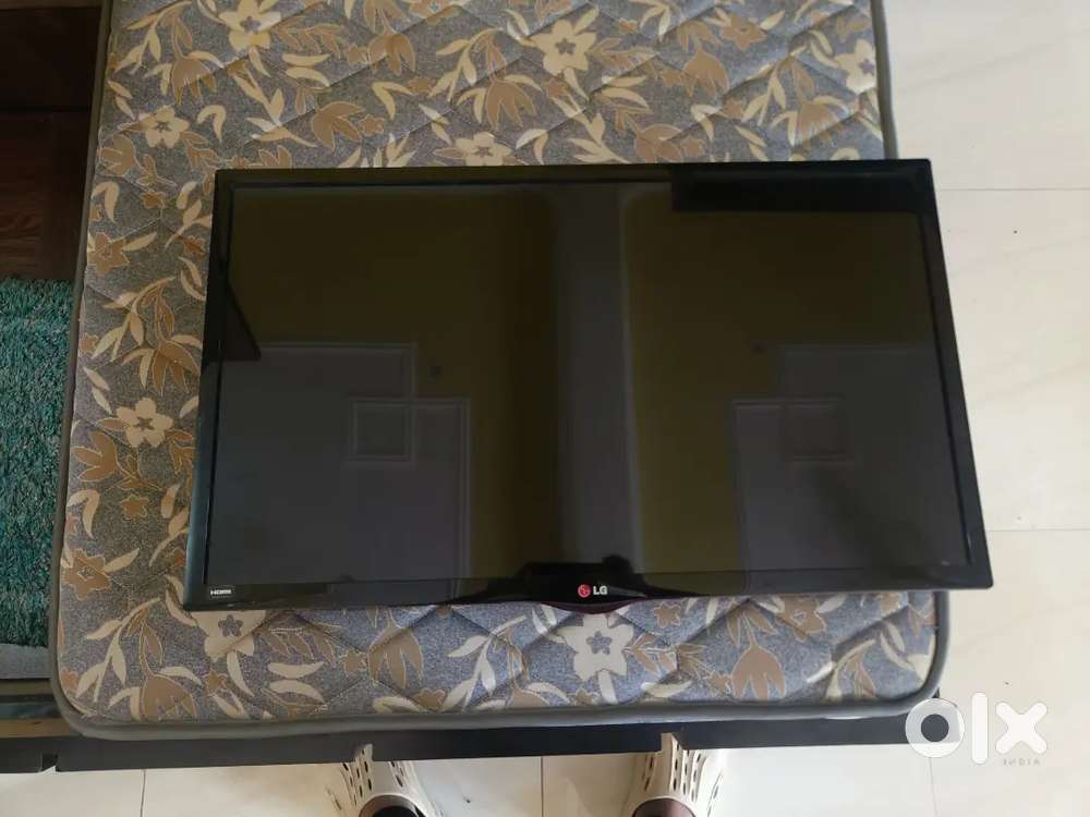 LG 32-inch LED TV, model number 32LN4900.