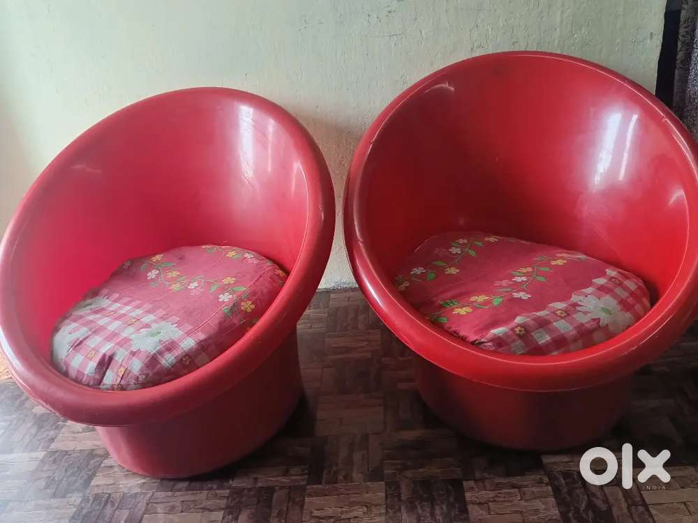 Tub chair with cusions