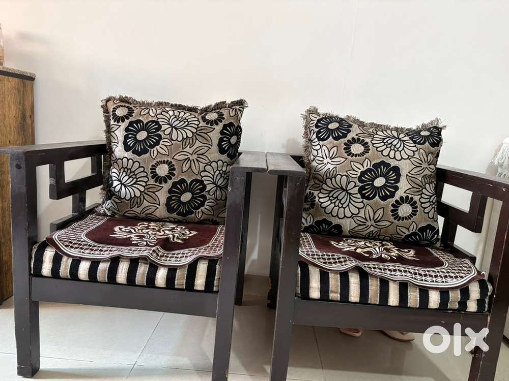 Sofa set (5 seater) along with center table