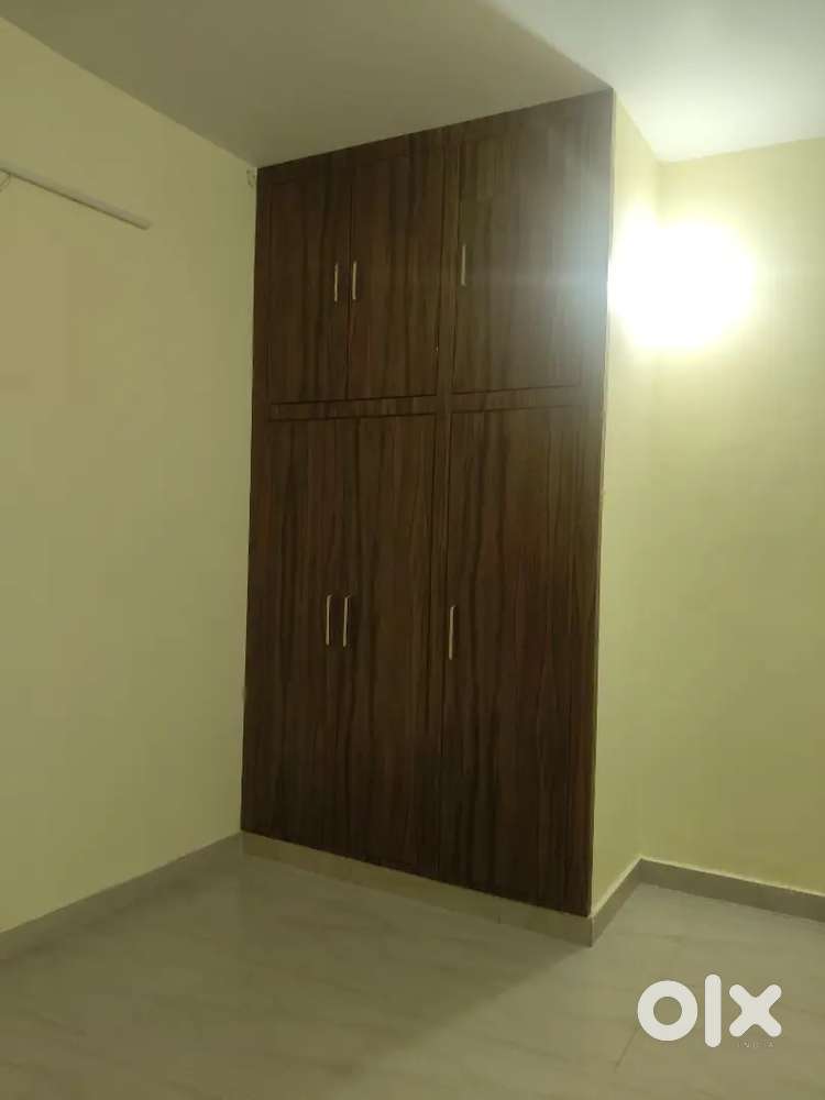 3Rk independent semi furnished avl batchelor girls SBI colony Aliganj