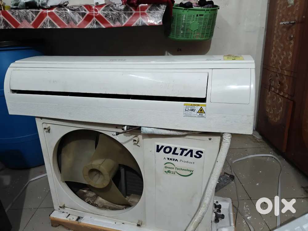 Voltas split AC 6 year old