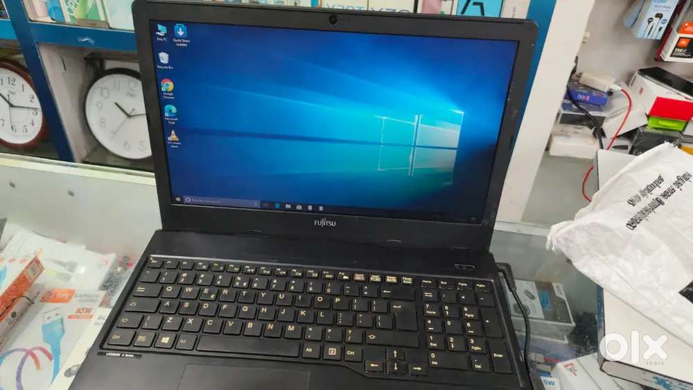 Fujitsu laptop 4/128 battery weak charger available