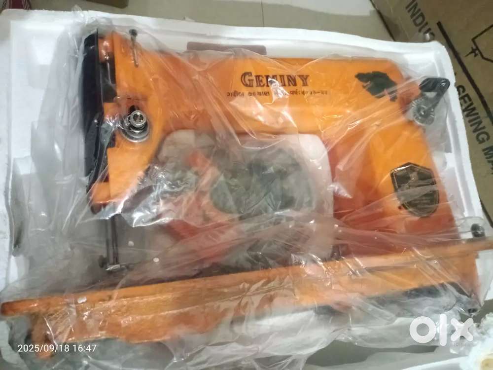 Silai single niddel and over lock machine