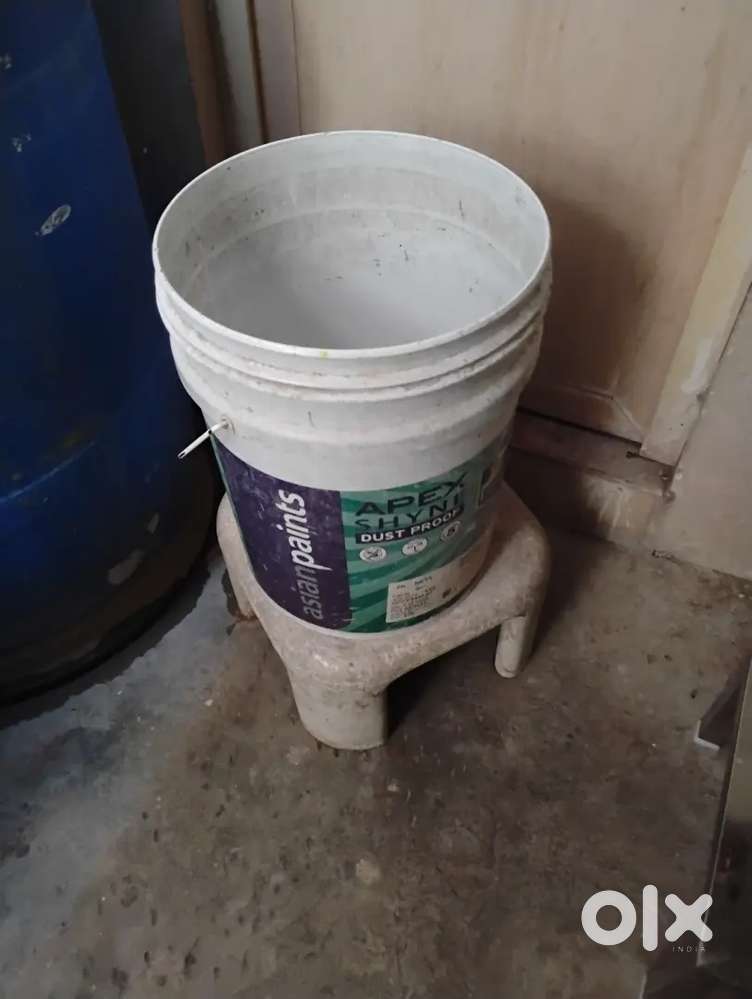 EMPTY PAINT BUCKETS