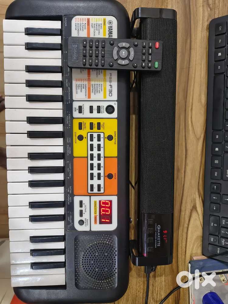 Yamaha PSS F30 piano keyboard with 16 Watt soundbar and remote