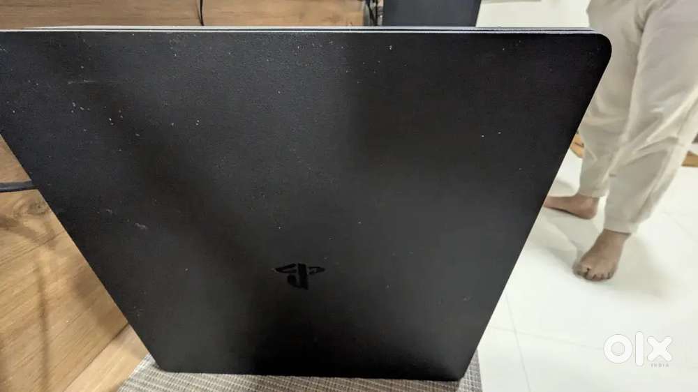 PS4 Slim 1TB + 2 original controller + 6 discs