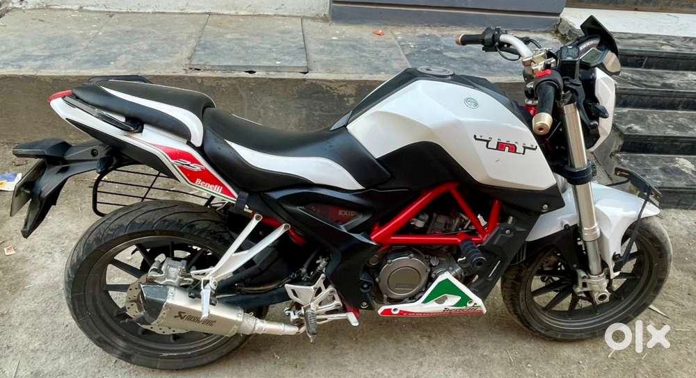 Benelli tnt25 premium model in white colour.