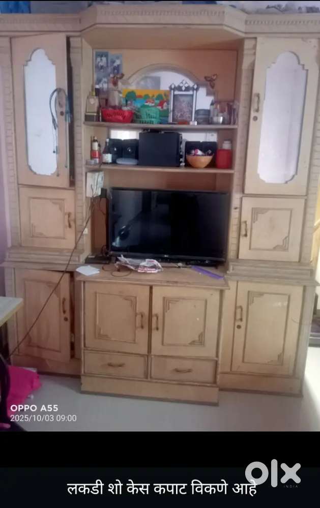 Wooden showcase coubord