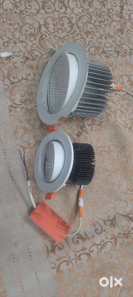 I hve 3 big 3 small focus light mehngi aur original hai new h use nhi