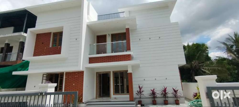 4 BHK New House-2250 sqft for sale in Mannuthy near Highway, Thrissur.