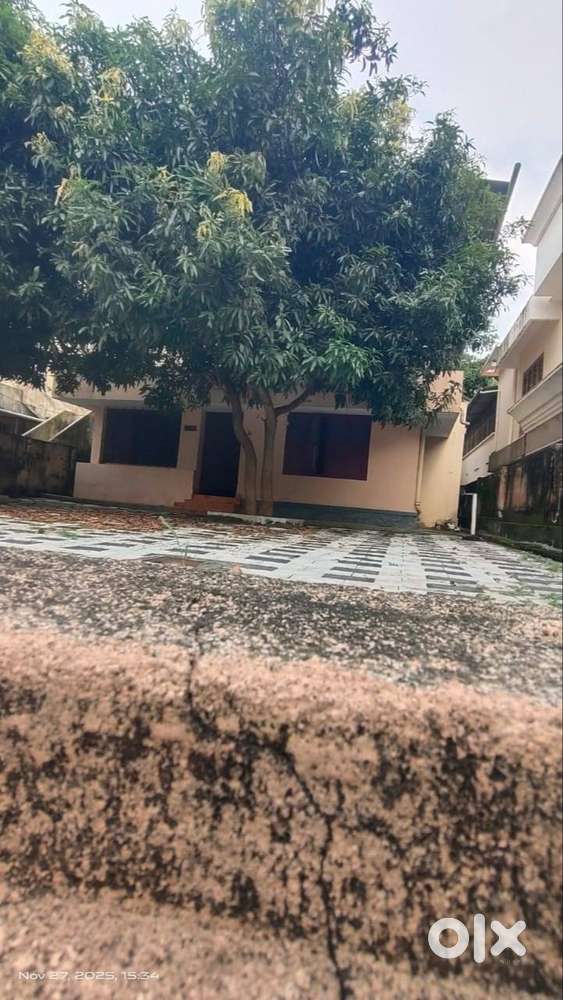 ID-D216042 Residential 11Cent Land With Old House Sale at Kannamoola