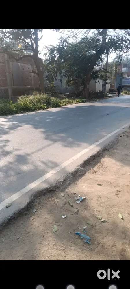 0.016 हेक्टेयर area hai Commercial use best location Main Road par hai