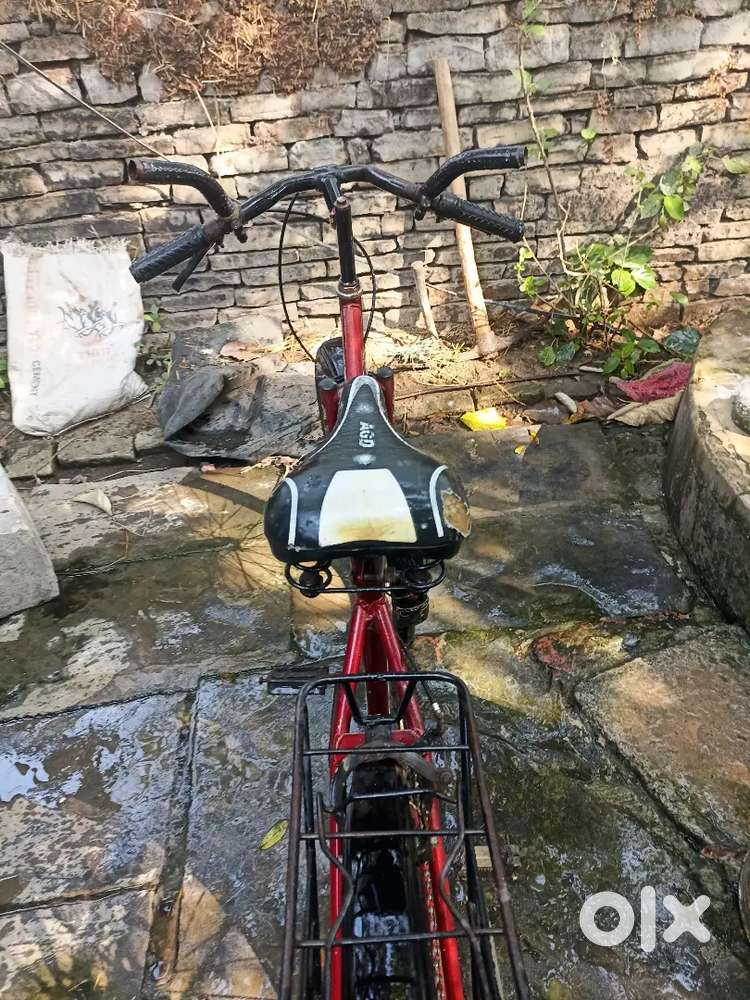 Cycle ko liye 1 sal hua hai aur yah tu tyar naya hai stand naya hai