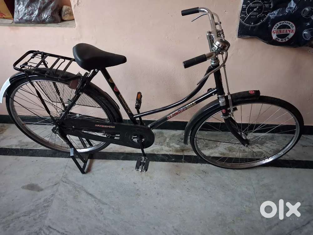 काले कलर की लेडीज न्यू साईकिल