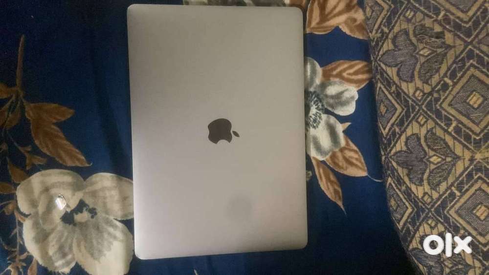 MacBook pro 2018 display line